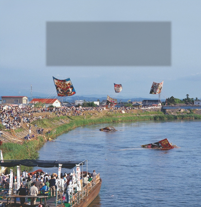 People watch the kites to see which kite will win.